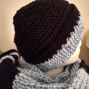 Scarf & hat set black & light blue
